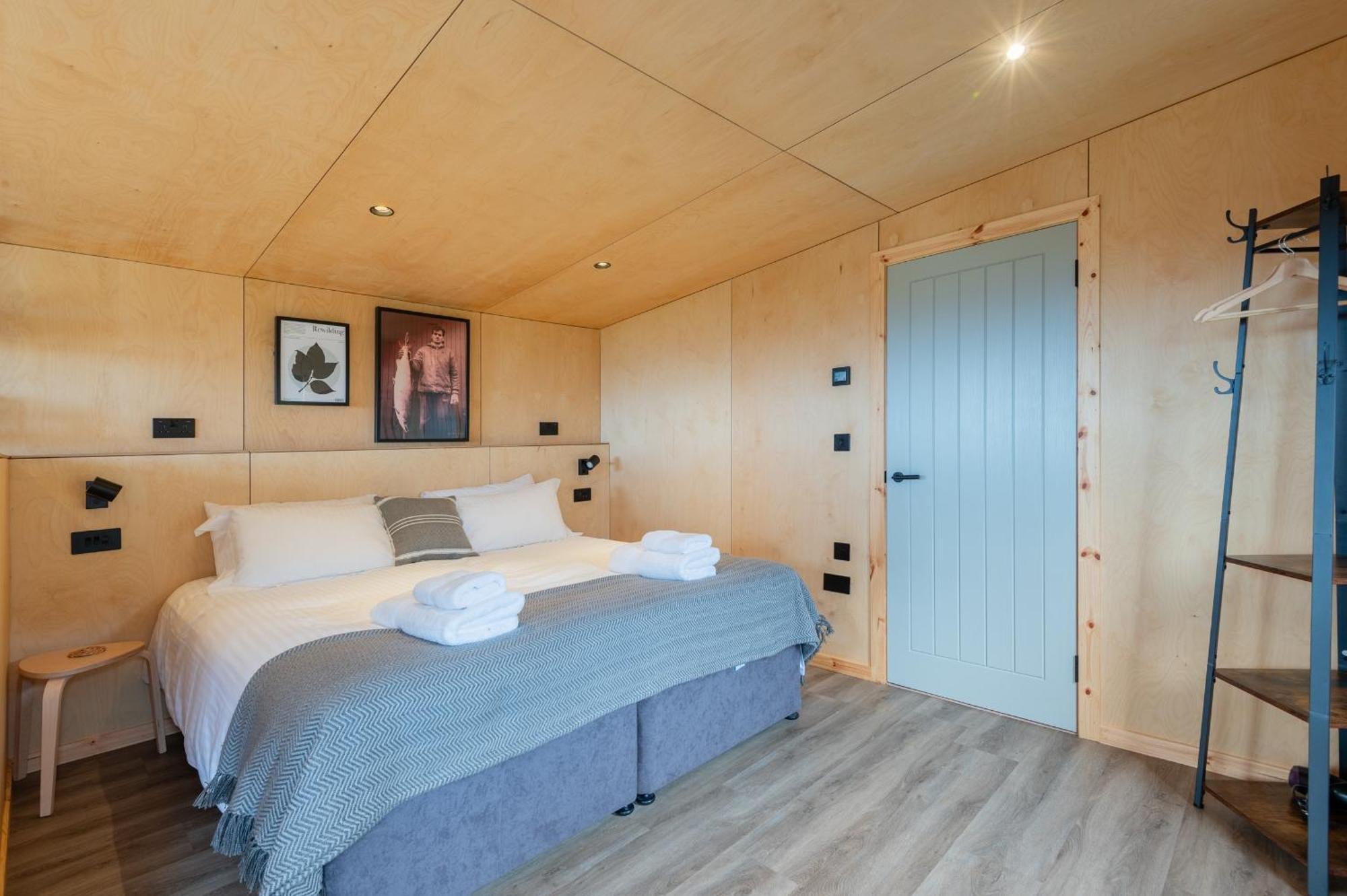 Rustic Cabins, Sea Views From Rewilded Farm With Highland Cows St. Andrews Exterior photo